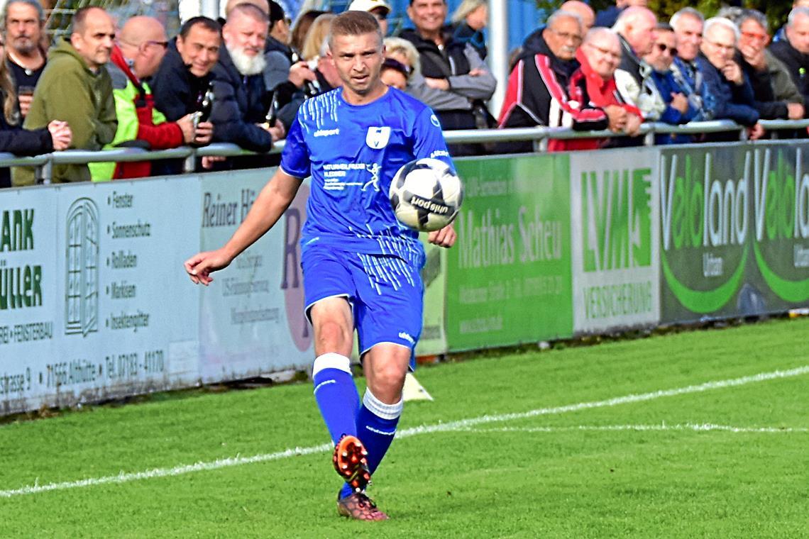 Spielertrainer Maximilian Höfer und der SVU haben knapp gewonnen. Foto: Tobias Sellmaier