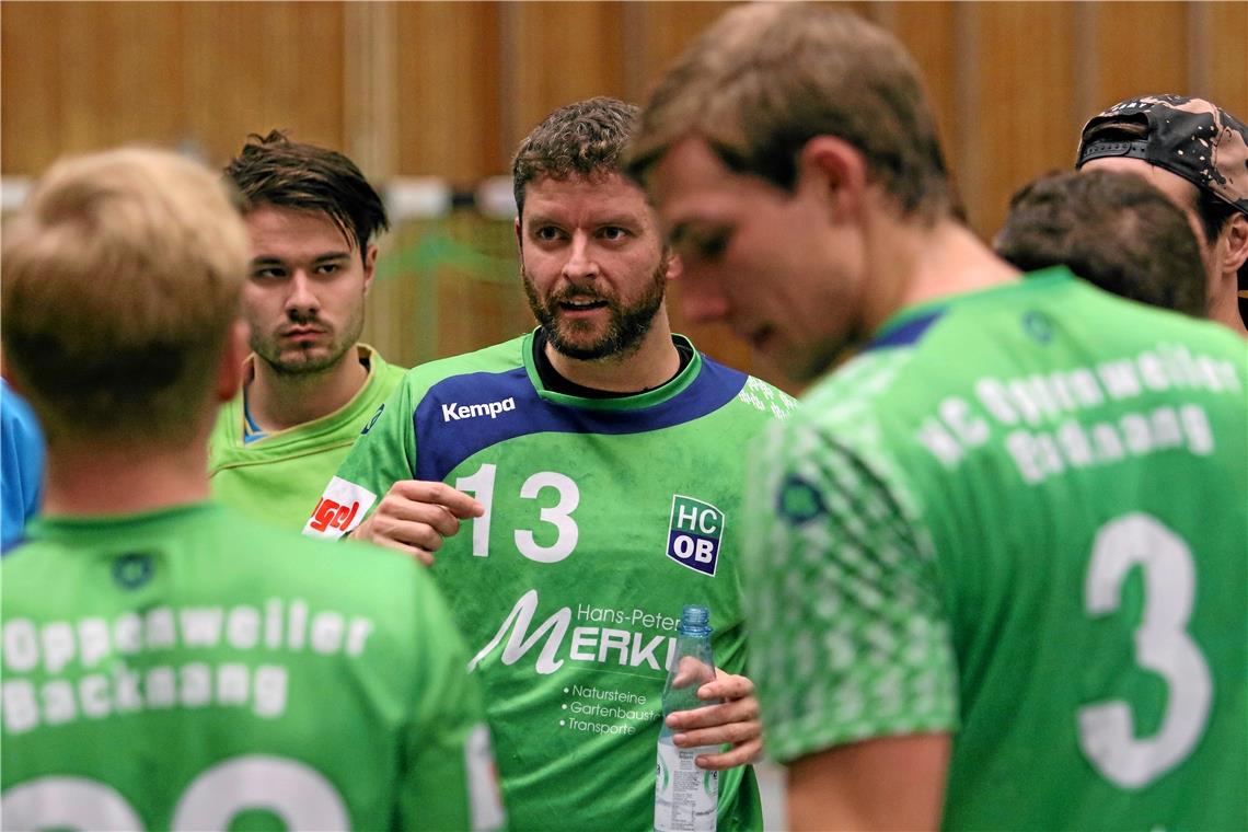 Leistungsschwankungen und wenige Siege Spielertrainer Sebastian Forch (Mitte) schwört seine Akteure auf eine harte Rückrunde ein. Foto: A. Hornauer