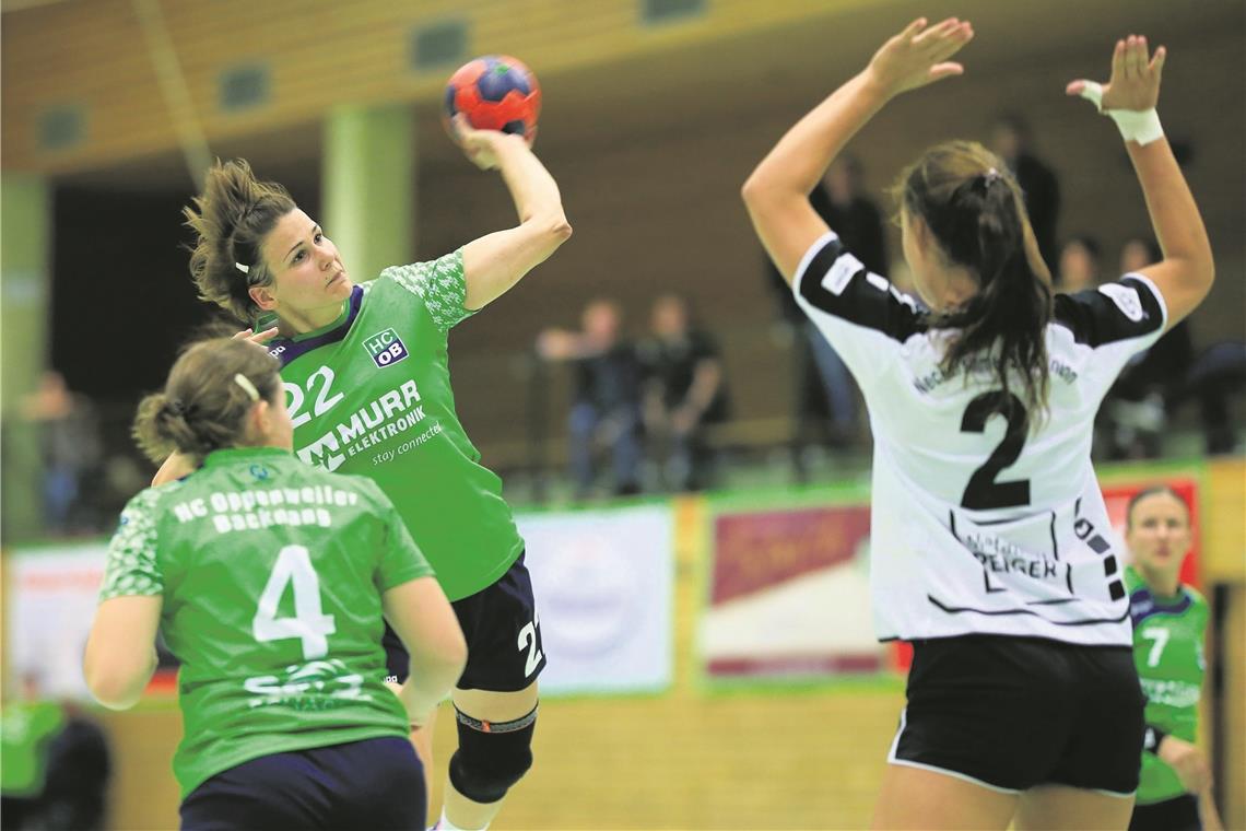 Spielertrainerin Judit Lukács (beim Wurf) gewann mit dem HCOB. Foto: A. Becher