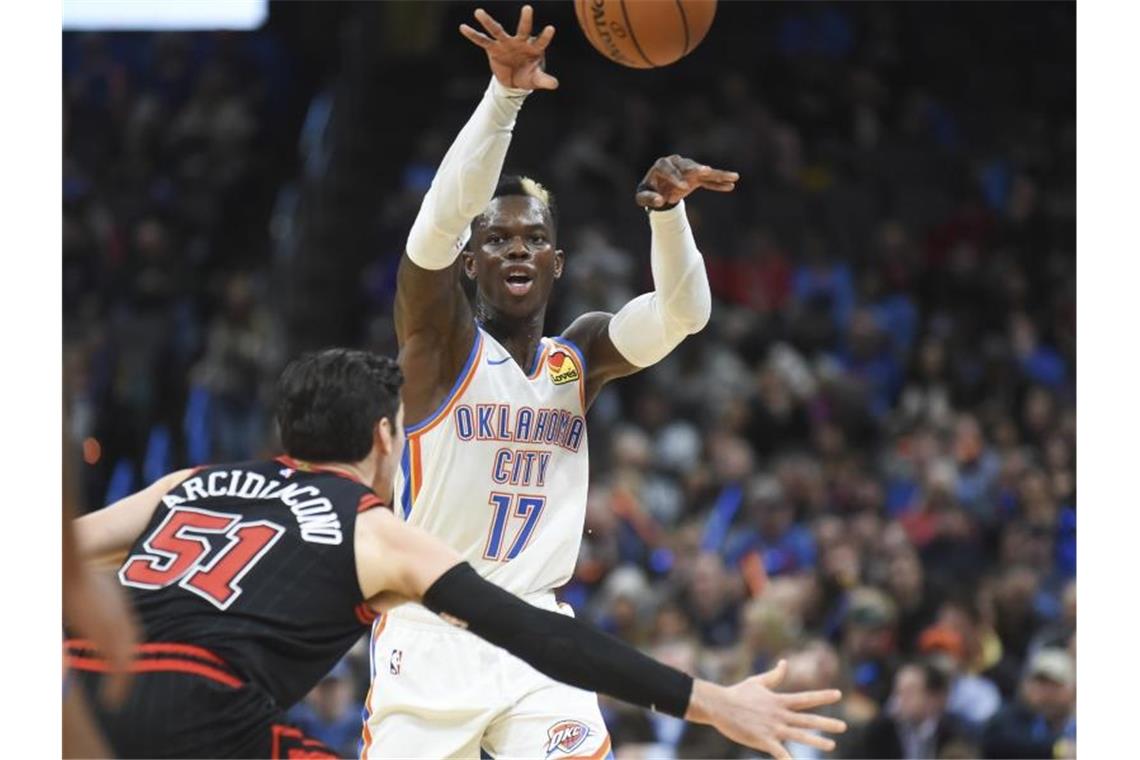 NBA: Schröder gewinnt mit OKC - Auch Kleber, Bonga siegreich Spielmacher Dennis Schröder dirigierte Oklahoma City Thunder zum Heimsieg. Foto: Kyle Phillips/ AP/dpa