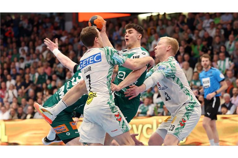 Spielmacher Elias Newel und das Frisch-Auf-Team fanden  nach der Pause zu wenig Lösungen gegen die bärenstarke Magdeburger Abwehr.