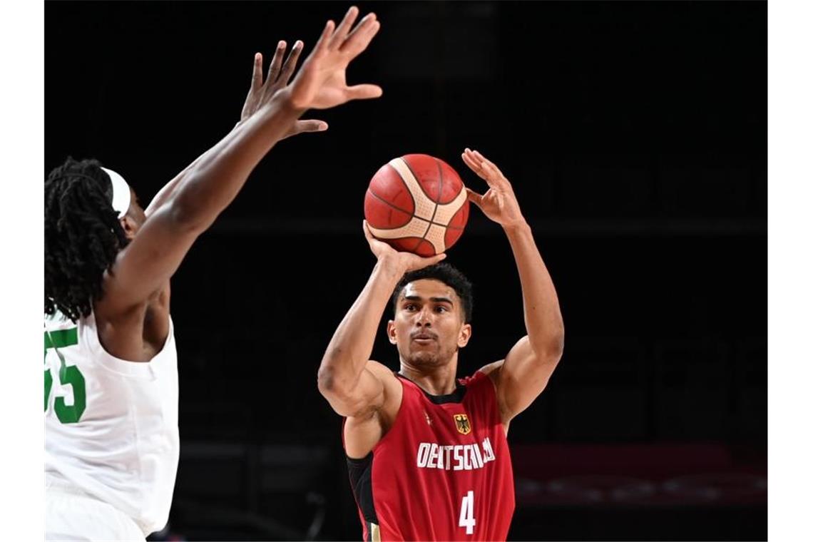 Basketballer wollen mit Euroleague-Trio an Tabellenspitze Spielmacher Maodo Lo (r) stieß zur deutschen Basketball-Nationalmannschaft. Foto: Swen Pförtner/dpa