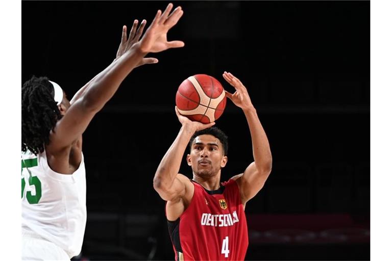 Spielmacher Maodo Lo (r) stieß zur deutschen Basketball-Nationalmannschaft. Foto: Swen Pförtner/dpa