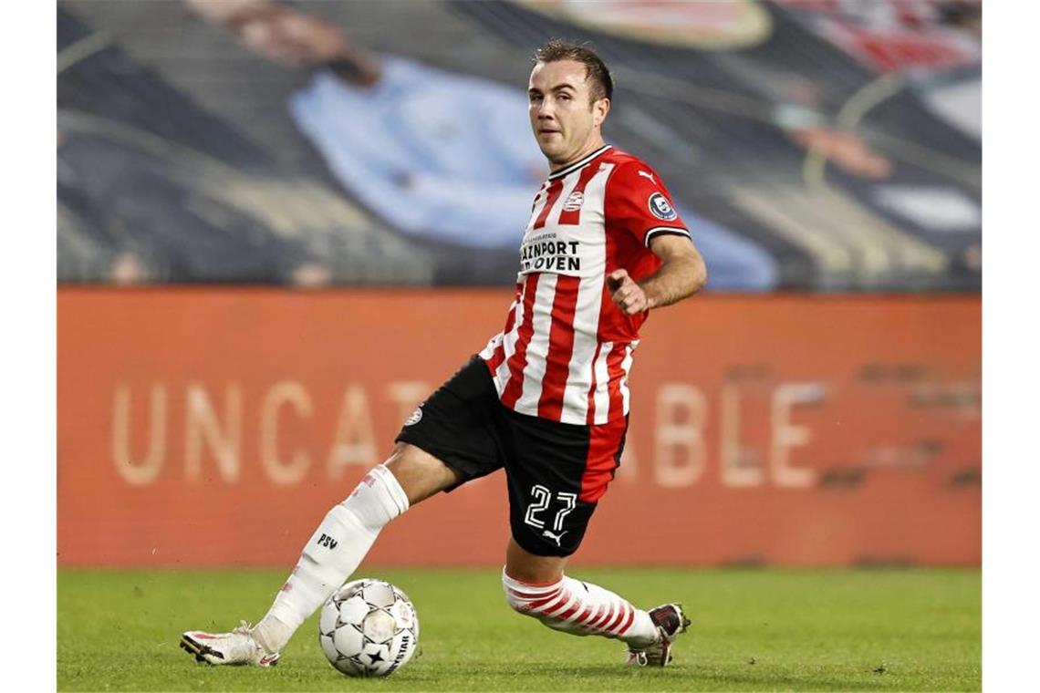 Löw zu möglicher Götze-Rückkehr: „Haben ein Auge auf ihn“ Spielt im Eindhoven-Trikot stark auf: Mario Götze. Foto: Maurice Van Steen/ANP/dpa