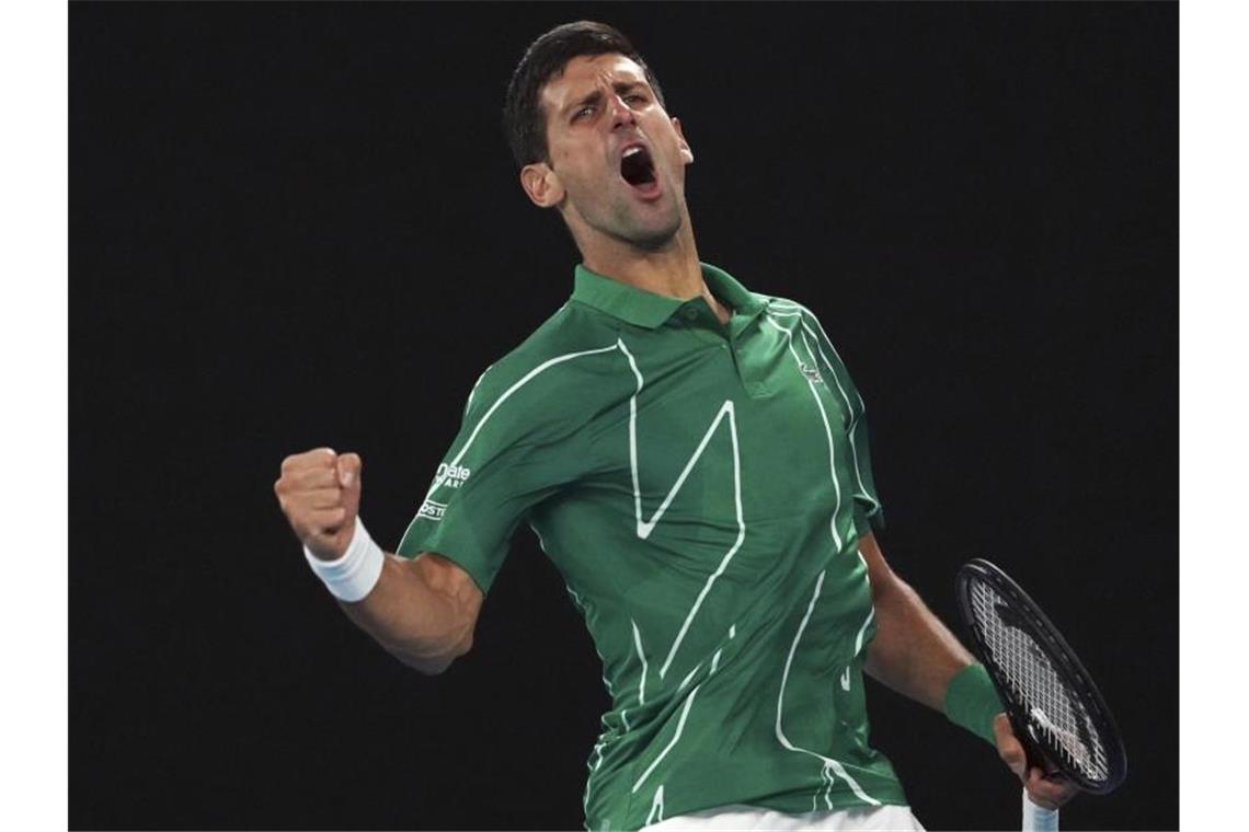 Spielt mit Roger Federer um den Finaleinzug der Australian Open: Novak Djokovic. Foto: Lee Jin-Man/AP/dpa