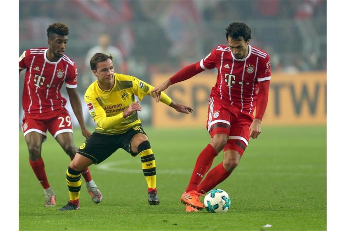 Macht es Hummels wie Götze, Podolski und Co.? Spielten beide schon für Bayern und den BVB: Mats Hummels (r) und Mario Götze (M). Foto: Ina Fassbender