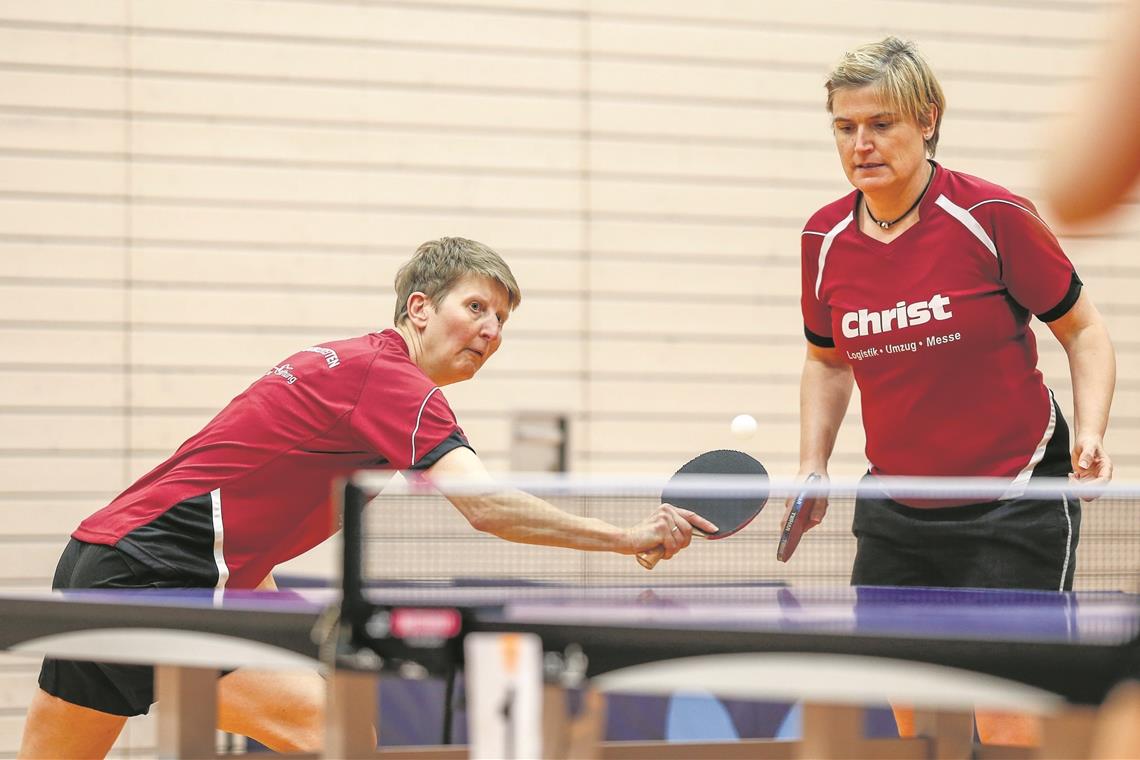 Trotz Abstieg gibt es doch noch Hoffnung Spielten im Einzel jeweils eine positive Bilanz und schafften gemeinsam mit dem Duo Ines Marquardt/Elke Anders gar das Kunststück, als Vorletzter die drittbeste Doppelbilanz der gesamten Oberliga zu erreichen: Jutta Ernst (links) und Andrea Winter. Foto: A. Becher