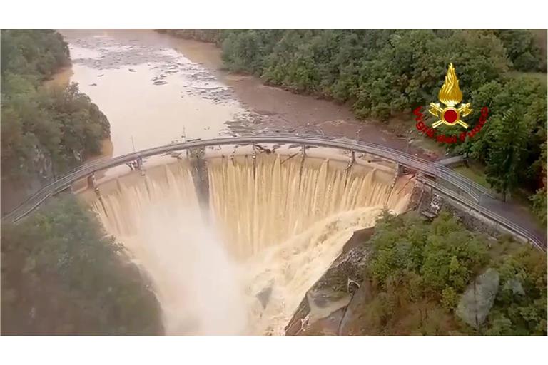 Spigno Monferrato: Das Standbild aus einem Video der italienischen Feuerwehr zeigt den Fluss Valla. In Italien wird nach heftigen Regenfällen im Norden des Landes weiterhin eine deutsche Urlauberin vermisst.