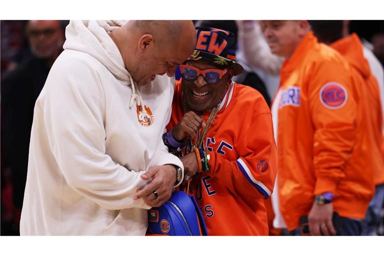 Spike Lee (r) begrüßt Rick Brunson.