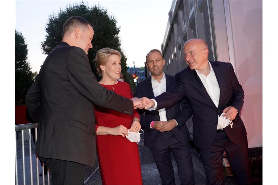 Spitzenkandidaten für die Abgeordnetenhauswahl in Berlin: (v.l.) Klaus Lederer (Die Linke), Franziska Giffey (SPD), Sebastian Czaja (FDP) und Kai Wegner (CDU) stehen am Abgeordnetenhaus und warten auf die TV-Runde. Foto: Jörg Carstensen/dpa