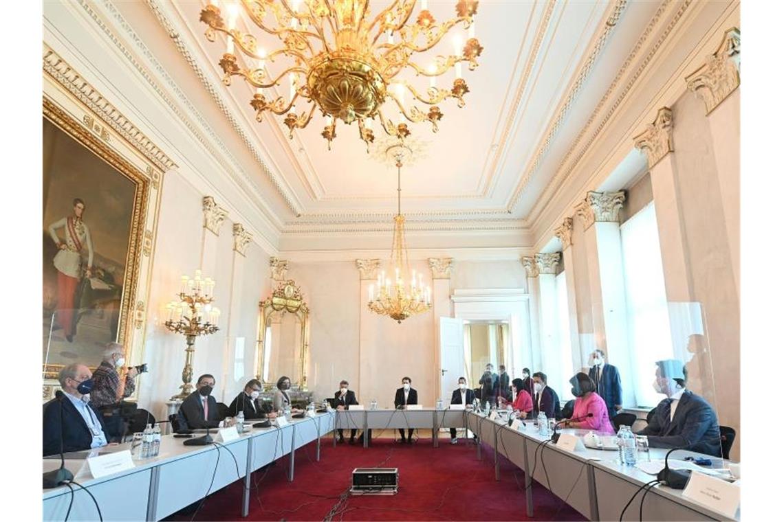 Österreich: Praktisch alle Branchen dürfen ab 19. Mai öffnen Spitzenrunde zum Thema Öffnungen in der Corona-Krise mit Bundeskanzler Sebastian Kurz (M) im Bundeskanzleramt in Wien. Foto: Helmut Fohringer/APA/dpa