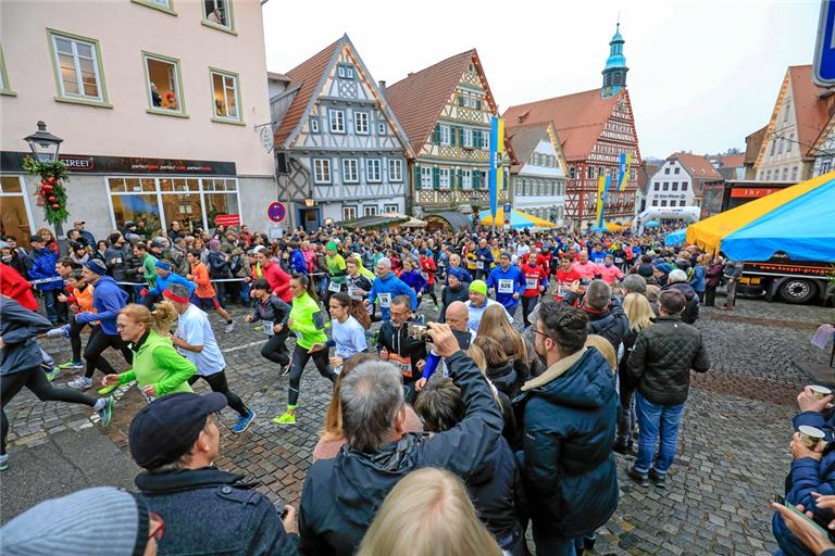 Spitzensport trifft Breitensport: In Backnang kämpfen Topathleten um den Gesamtsieg, im Fokus der Zuschauer stehen aber nicht zuletzt auch die eigenen Freunde und Verwandten. Fotos: A. Becher