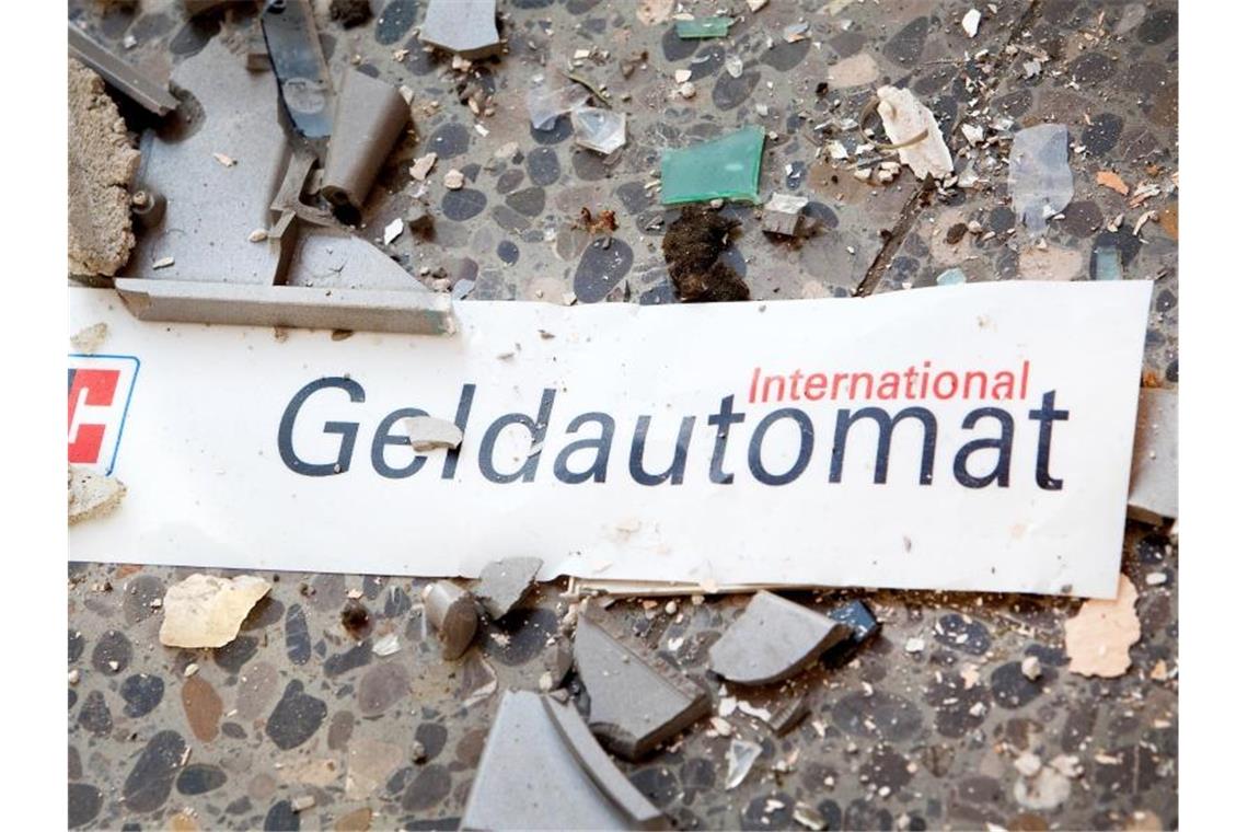 Folge von Corona? - Regional mehr Geldautomaten geknackt Splitter und ein abgerissenes Schild auf dem Fußboden vor einem gesprengten Geldautomaten. Foto: Patrick Pleul/dpa-Zentralbild/dpa