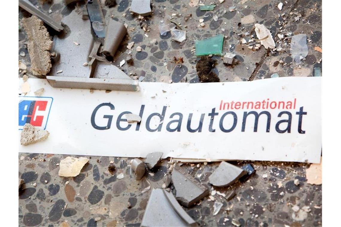 Unbekannte sprengen Geldautomat bei Stuttgart Splitter und ein Schild mit der Aufschrift „Geldautomat“ liegen auf dem Fußboden. Foto: Patrick Pleul/zb/dpa