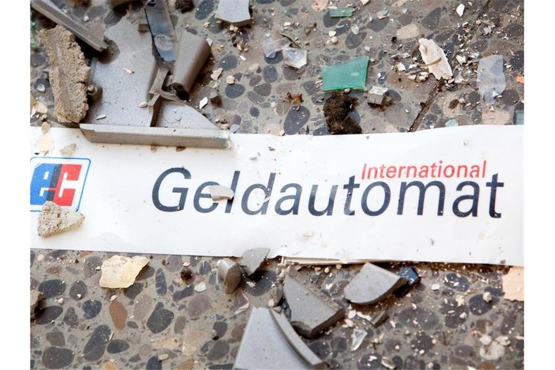 Unbekannte sprengen Bankautomaten Splitter und ein Schild mit der Aufschrift „Geldautomat“ liegen auf dem Fußboden. Foto: Patrick Pleul/zb/dpa
