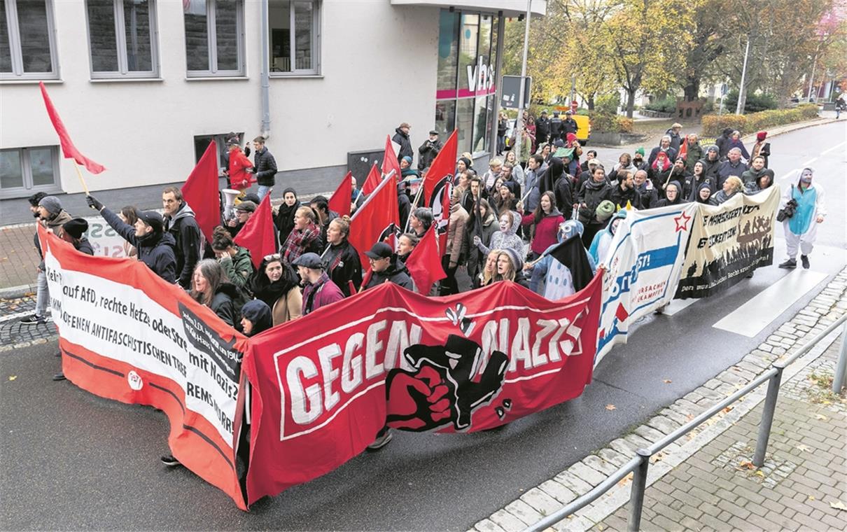 Gemeinsam friedlich ein Zeichen setzen Spontan formiert sich nach der Kundgebung ein Demonstrationszug.Fotos: J. Fiedler