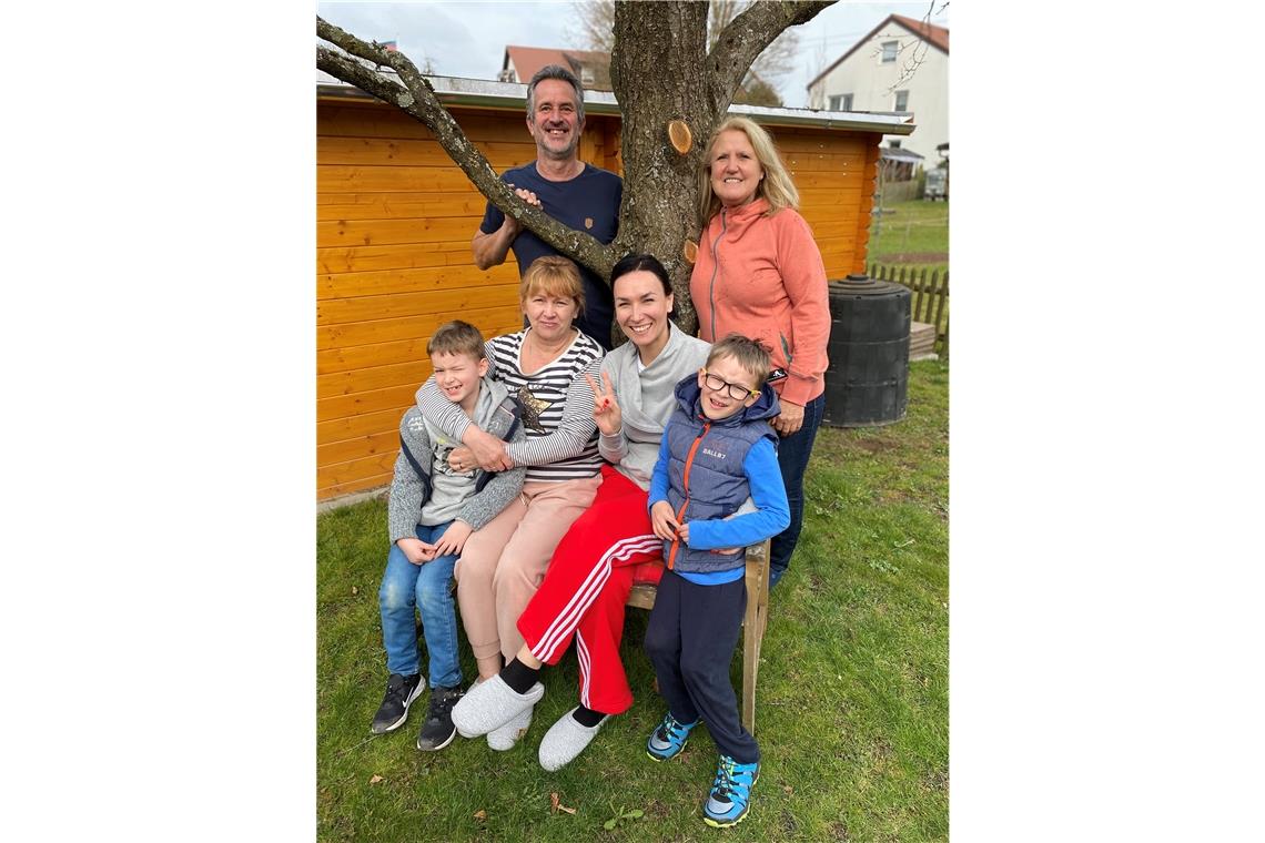 Die Welle der Hilfe wogt weiter Spontane Flüchtlingshilfe: Seit einer knappen Woche wohnt eine ukrainische Familie (vorne) bei den Backnangern Tobias und Andrea Bertsch (hinten) im Haus. Foto: privat