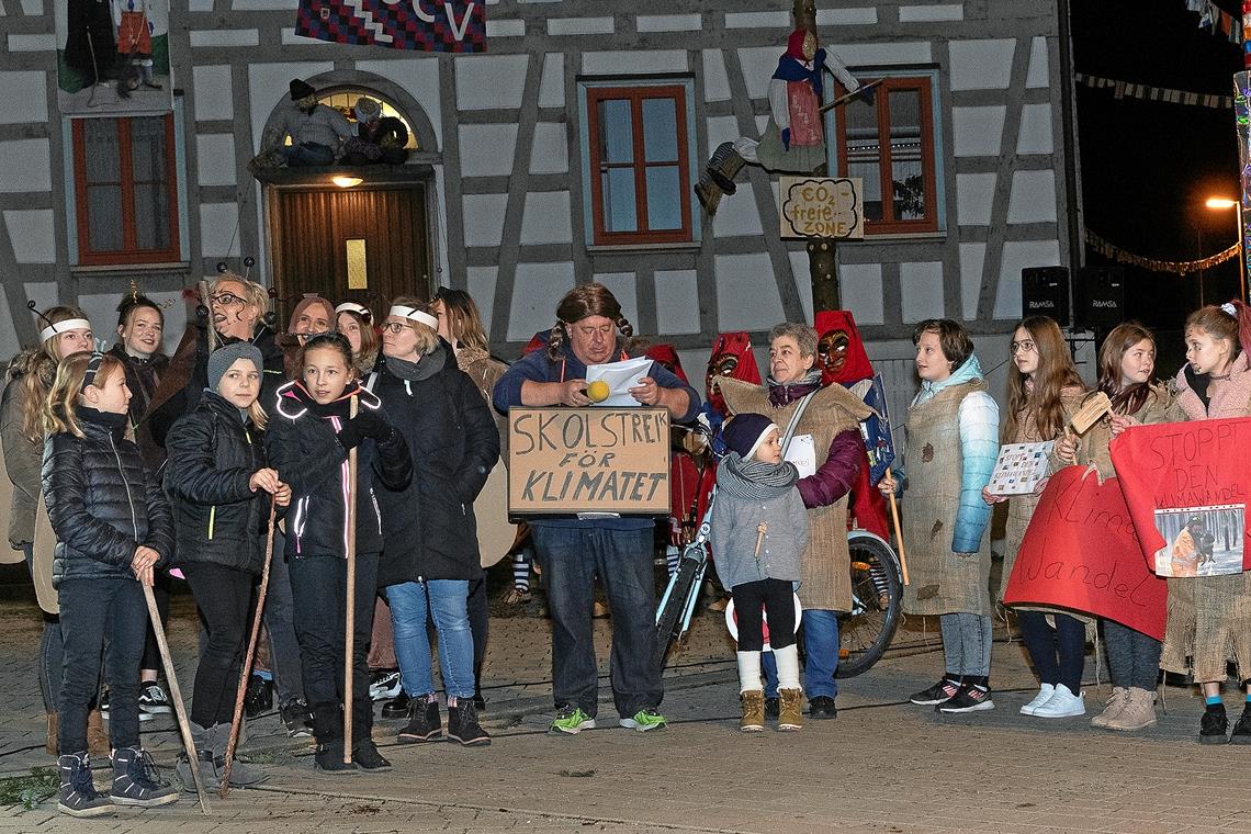 Spontane Klima-Demo mit Greta mit umgehängtem Schild „Skolstreik för Klimatet“ und einigen Schülern (links) und Borkenkäfern (rechts). Foto: J. Fiedler