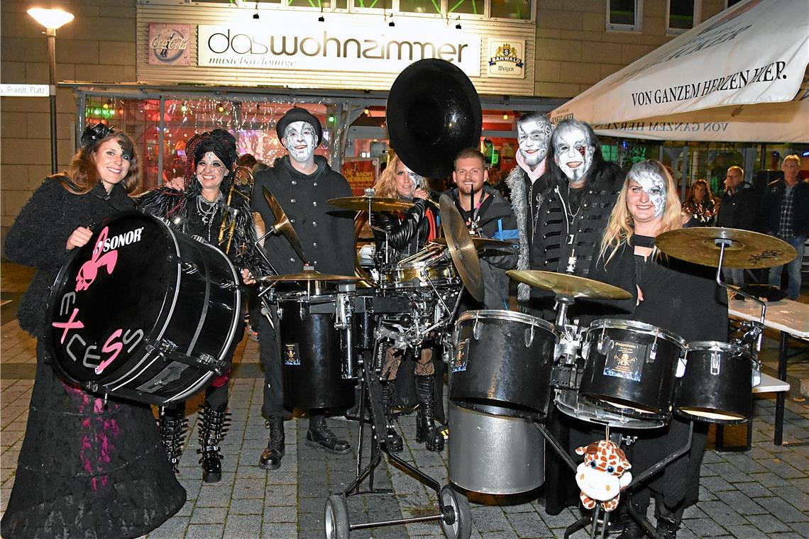 Volle Kneipen und reichlich gute Musik bei der Live-Nacht Spontaner Extraauftritt der Guggenmusikgruppe XS-Excess auf dem Willy-Brandt-Platz.