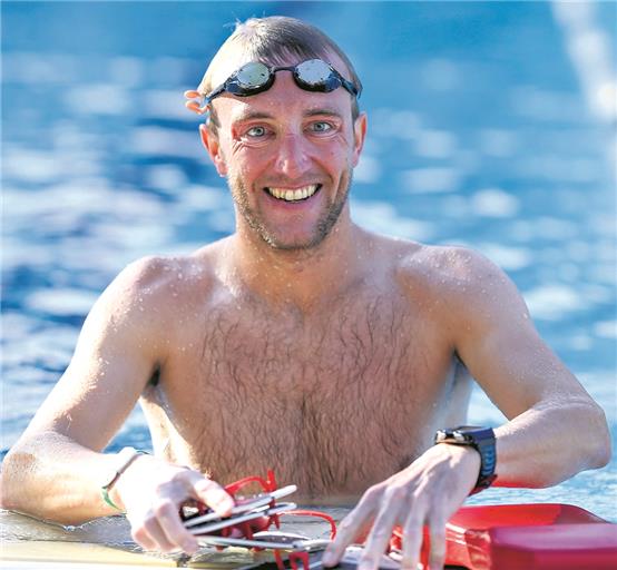 Sport am frühen Morgen scheint ein Garant für gute Laune zu sein: Nicolai Baumann zieht im Freibad seine Bahnen, Brunhilde Heck stärkt im Fitnessstudio ihre Muskulatur. Fotos: A. Becher