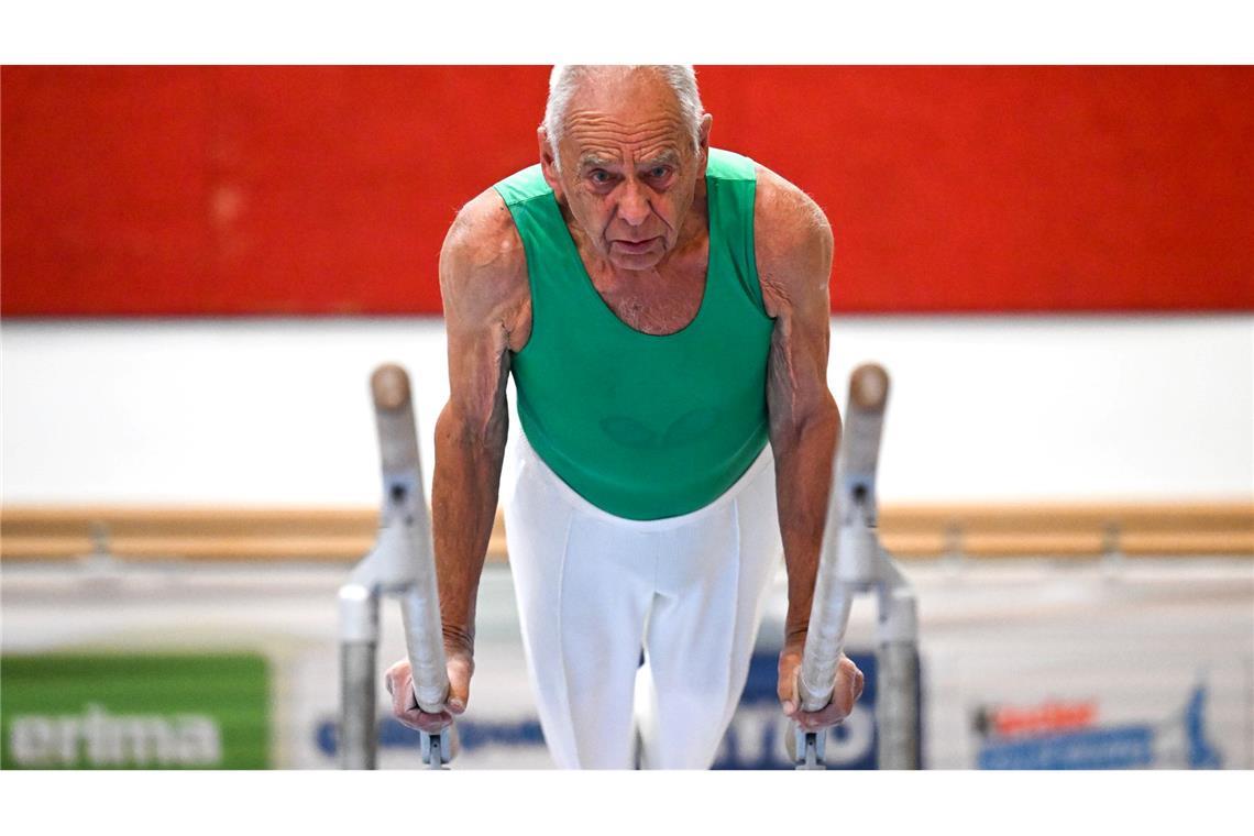 Bilder des Tages Sport hält fit: Der 87-jährige Siegfried Bauer vom TSV Markkleeberg turnt bei seinem 704. Wettkampf am Barren bei den Deutschen Seniorenmeisterschaften im Gerätturnen in Leipzig.