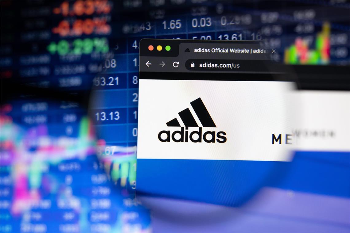 Adidas-Aktie steigt, Nike & Puma fallen - Was ist da los? Sportartikel-Aktien unter Druck - nur eine profitiert: Während Adidas an der Börse im Plus liegt, kämpfen Puma und Nike mit Rückschlägen.