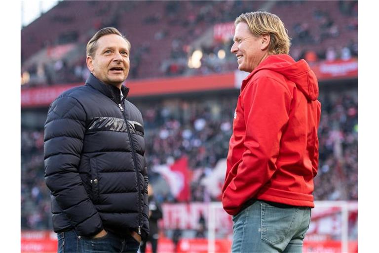 Sportchef Horst Heldt (l) vertraut Trainer Markus Gisdol. Foto: Marius Becker/dpa