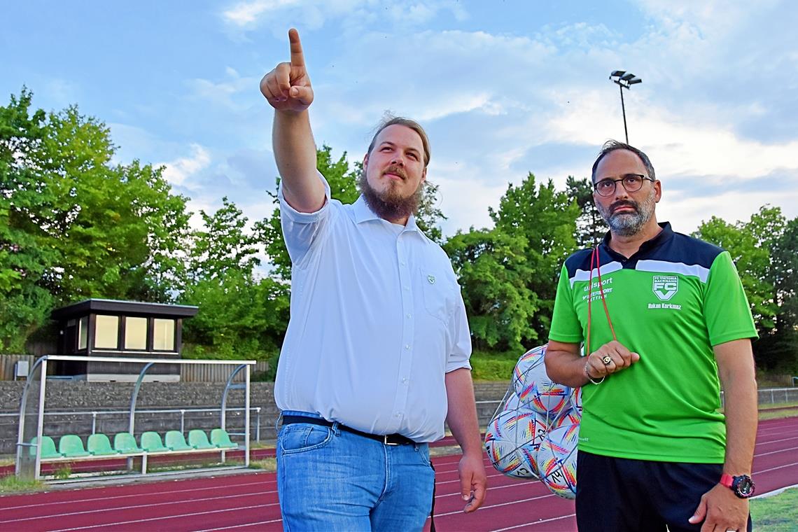 Sportchef Max Müller (links) sowie Spielleiter und Trainer Hakan Korkmaz richten mit dem FC Viktoria Backnang nach der Talfahrt nun den Blick nach oben. Foto: Tobias Sellmaier