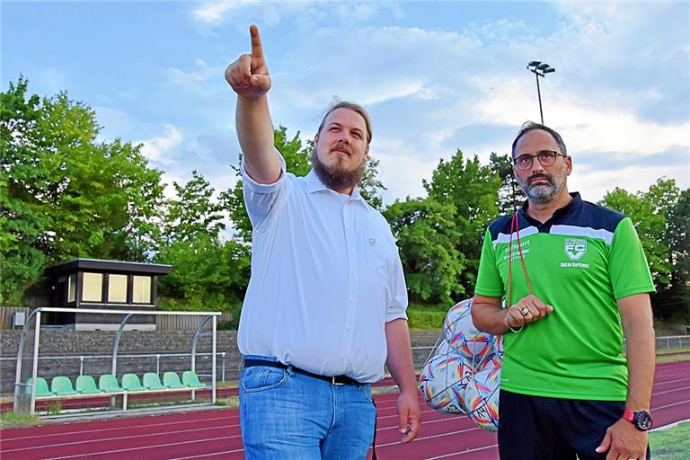 Sportchef Max Müller (links) sowie Spielleiter und Trainer Hakan Korkmaz richten mit dem FC Viktoria Backnang nach der Talfahrt nun den Blick nach oben. Foto: Tobias Sellmaier