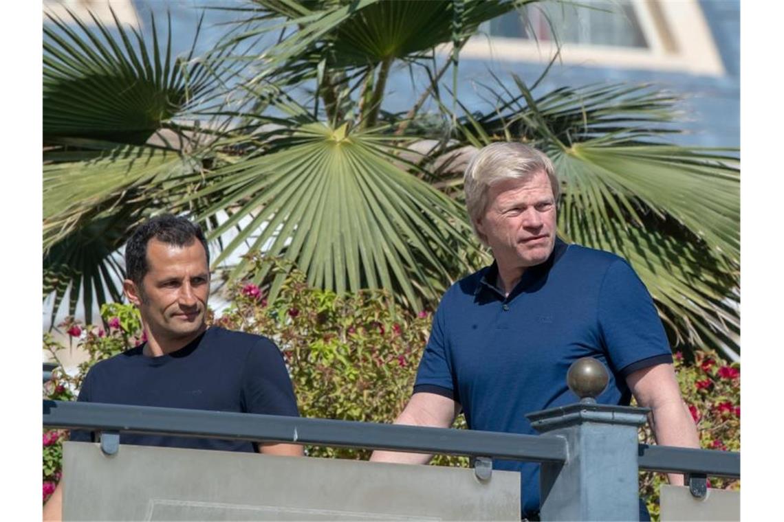 Kahn erlebt Bayern-Not - Flick: „Personalsituation mau“ Sportdirektor Hasan Salihamidzic (l) und Vorstandsmitglied Oliver Kahn im Trainingslager des FC Bayern München in Doha. Foto: Peter Kneffel/dpa