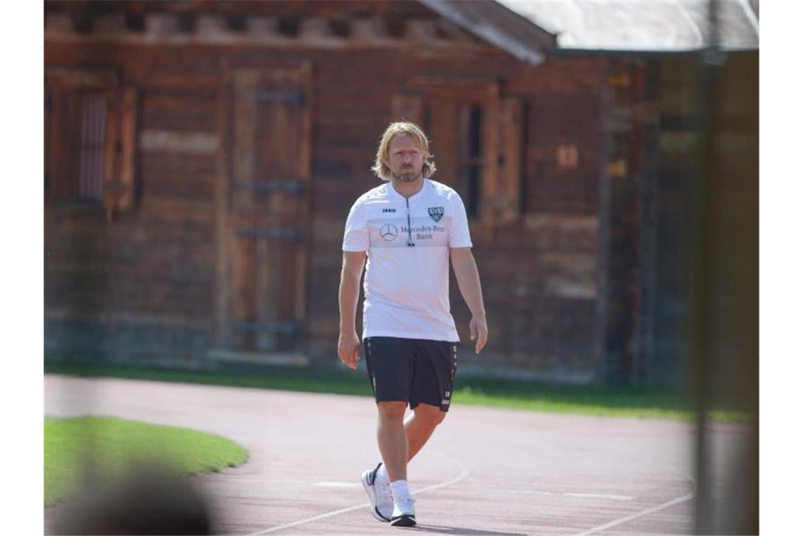 Vier Favoriten, vier Baustellen: Sorgen vor Zweitliga-Start Sportdirektor Sven Mislintat läuft während des Trainingslagers des VfB über eine Laufbahn neben dem Platz. Foto: Maximilian Haupt/Archivbild