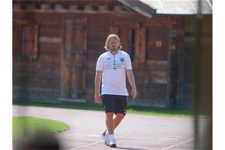 Sportdirektor Sven Mislintat läuft während des Trainingslagers des VfB über eine Laufbahn neben dem Platz. Foto: Maximilian Haupt/Archivbild