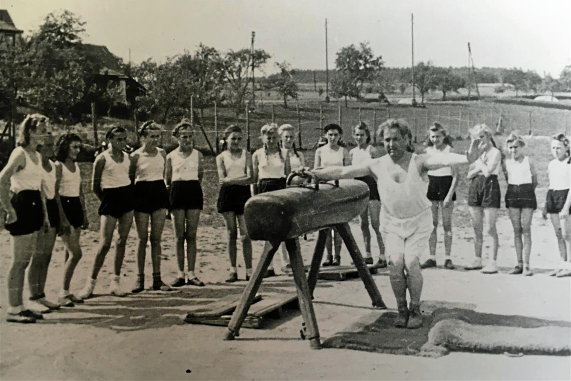 Sportfest 1948 auf dem alten Sportplatz mit Lore Mackamul (Kriening), Erika Funk (Eppler), Anita Köpf (Scheib), Selma Gerling (Belz), Elfriede Rupp (Messer), Lieselotte Schüßler, Lieselotte Stadel, Käthe Knecht (Penzenstadler), Helga Kraft (Veihl), Ilse Köpf (Fritz), Edith Pissot, unbekannt, Irma Funk (Reichert), Ilse Franz, Irmgard Erb (von links) sowie am Pferd Turnwart Schüßler.