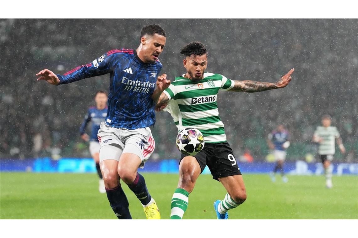 Sporting-Stürmer Luis Suarez (r.) hatte gegen Arsenals Verteidiger einen schweren Stand.