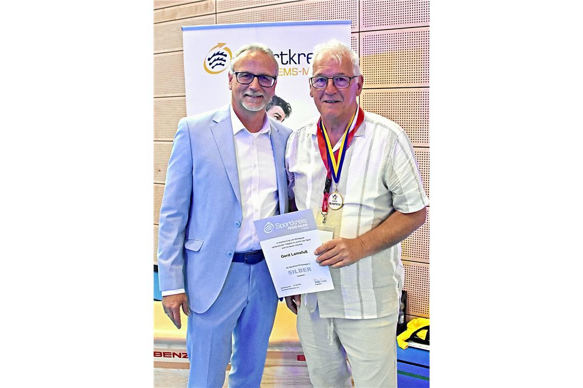 Sportkreispräsident Reinhold Sczuka (links) verleiht Jugend-Olympics-Initiator G...