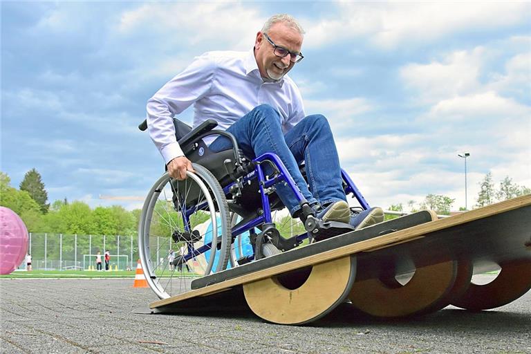 Sportkreispräsident Reinhold Sczuka testet vor dem Sportfest als Auftakt der Jugend Olympics den Rollstuhlparcours. Foto: Tobias Sellmaier