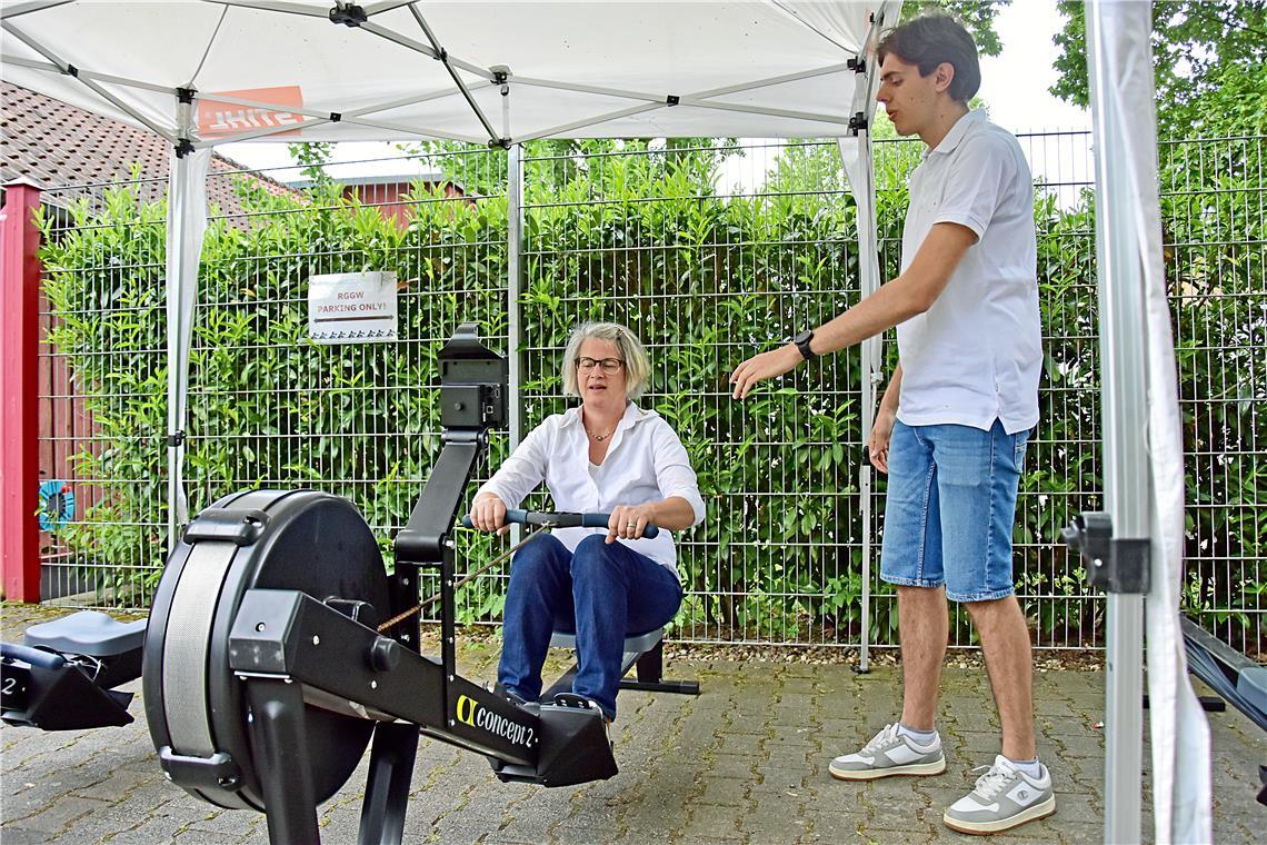 Sportkreispräsidentin Simone Schneider-Seebeck versucht sich auf dem Ruderergome...
