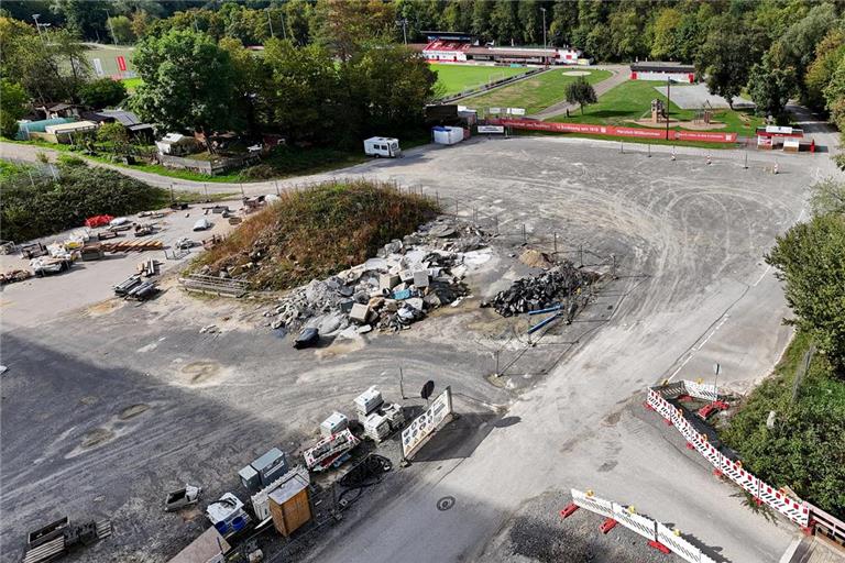 Sportlich präsentiert sich die TSG vorbildlich. Ansonsten ist die Anlage in den Etzwiesen eine große Baustelle. So belegen ein grasüberwucherter großer Erdhaufen und zu entsorgende Betonteile immer noch einen großen Teil der dringend benötigten Parkfläche. Foto: Ulrich Maier