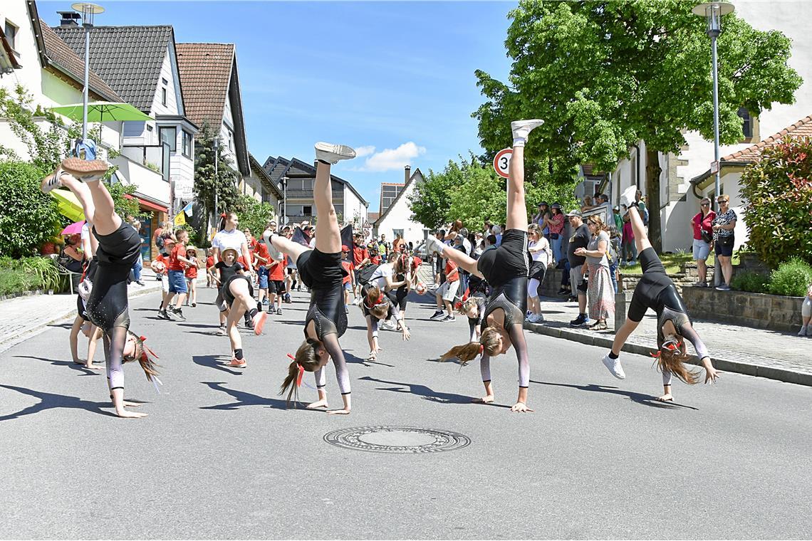 Sportliche Einlage der Sportvereinigung Kirchberg. Der große Festzug die Hauptst...