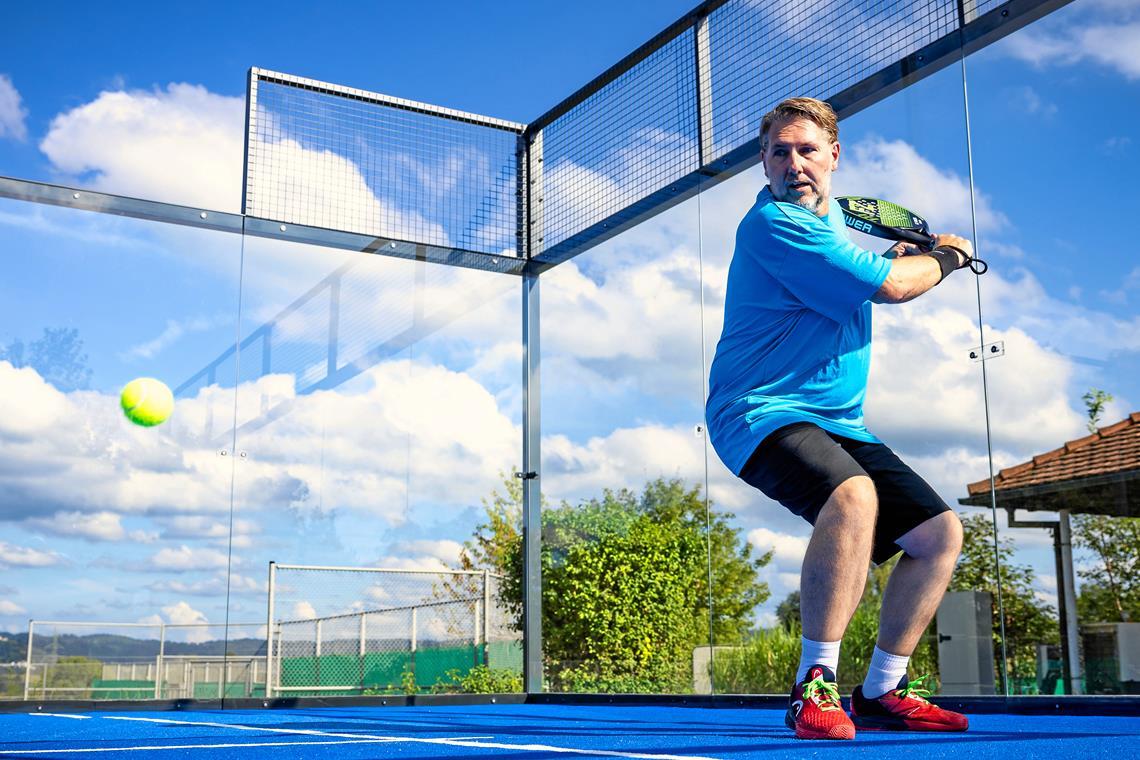 Schweiß, hoher Puls und Riesenspaß beim Padel Sportredakteur Lars Laucke während seiner ersten Padellektion. Foto: Alexander Becher