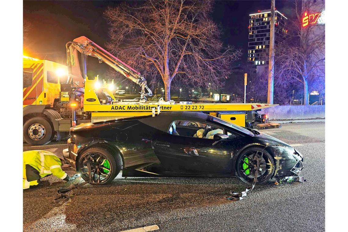 Sportwagen außer Gefecht: Ein Lamborghini muss auf dem Pragsattel von der Bundesstraße gebracht werden.