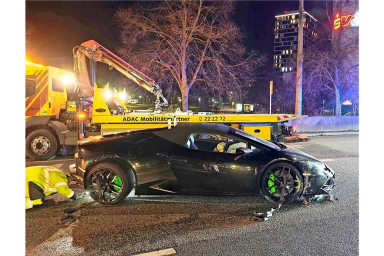 Sportwagen außer Gefecht: Ein Lamborghini muss auf dem Pragsattel von der Bundesstraße gebracht werden.