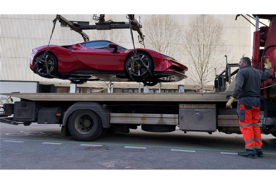 Sportwagen, Kunst und andere Gegenstände beschlagnahmten die Einsatzkräfte in Berlin und mehreren EU-Ländern.