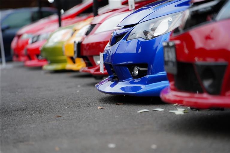 Sportwagen mit bunter Lackierung werden oft mit Autoposer assoziiert, allerdings nicht immer zu Recht. Symbolbild: Adobe-Stock/Nasrul Ma Arif