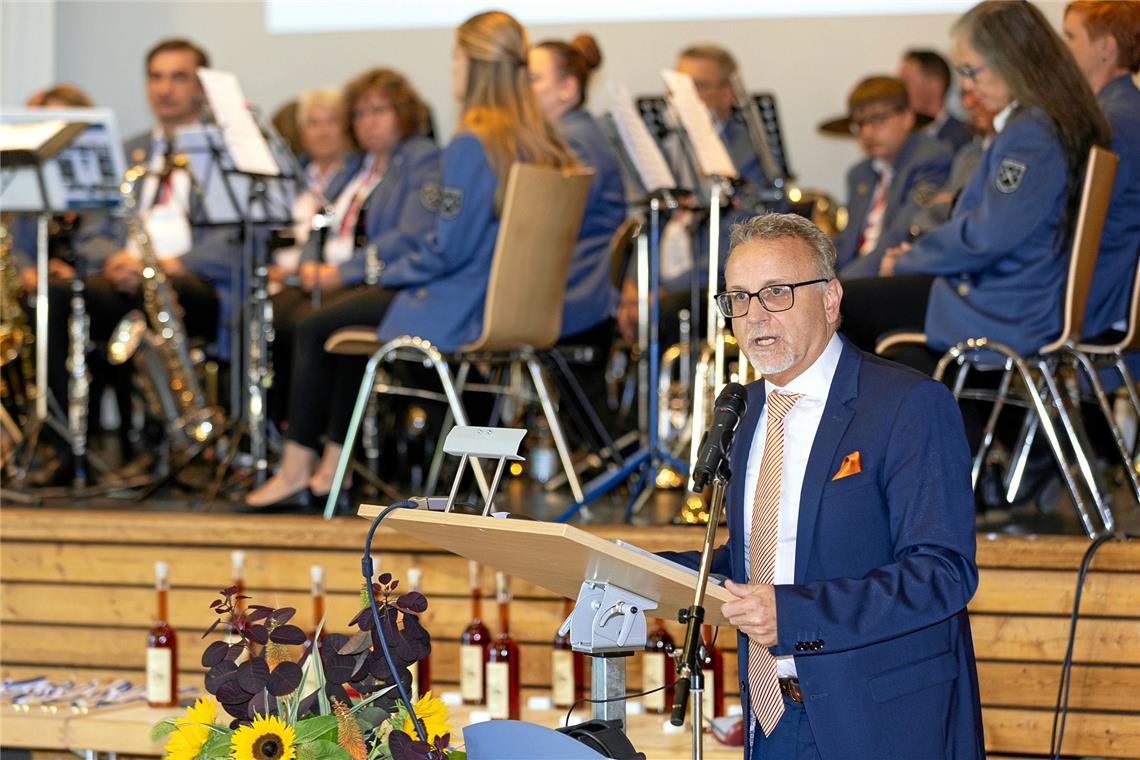 Ehrenamtliche und Blutspender bei Bürgerempfang in Althütte geehrt Sprach über die Gemeindereform und aktuelle Entwicklungen in Althütte: Bürgermeister Reinhold Sczuka. Fotos: Dietmar van der Linden