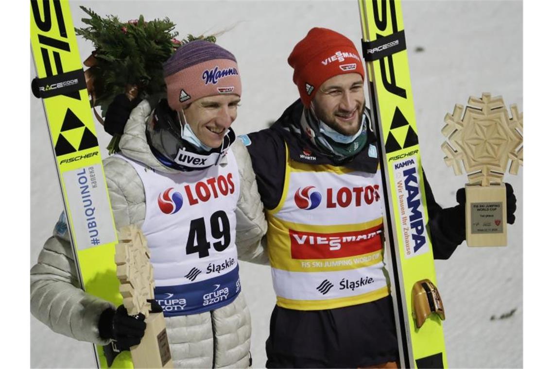 Sprangen in Wisla auf die Plätze eins und zwei: Marcus Eisenbichler (r) und Karl Geiger. Foto: Czarek Sokolowski/AP/dpa