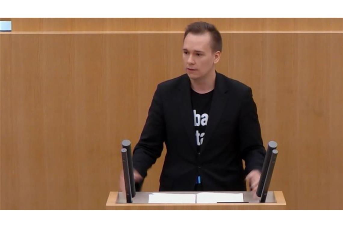 Nachspiel droht: Hat die AfD eine Szene aus dem Landtag mit KI verfälscht? Sprechen durfte Daniel Lindenschmid am vergangenen Mittwoch nur mit zugeknöpftem Sakko.