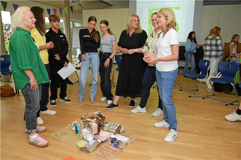 Sprechen über die erste Ideensammlungen (von rechts): Rektorin Martina Mayer, die Hauptverantwortliche Julia Kirschbaum, Lehrerin Cornelia Miskic, die Achtklässlerinnen Lotta Bracht und Katharina Lübeck von der Ernst-Reuter-Schule Karlsruhe, Neuntklässler Lukas Prigl von der Walterichschule, Lehramtsstudent Raphael Prüfer und Workshopleiterin Silvia Koch von der Ernst-Reuter-Schule. Foto: Elisabeth Klaper