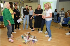 Sprechen über die erste Ideensammlungen (von rechts): Rektorin Martina Mayer, die Hauptverantwortliche Julia Kirschbaum, Lehrerin Cornelia Miskic, die Achtklässlerinnen Lotta Bracht und Katharina Lübeck von der Ernst-Reuter-Schule Karlsruhe, Neuntklässler Lukas Prigl von der Walterichschule, Lehramtsstudent Raphael Prüfer und Workshopleiterin Silvia Koch von der Ernst-Reuter-Schule. Foto: Elisabeth Klaper
