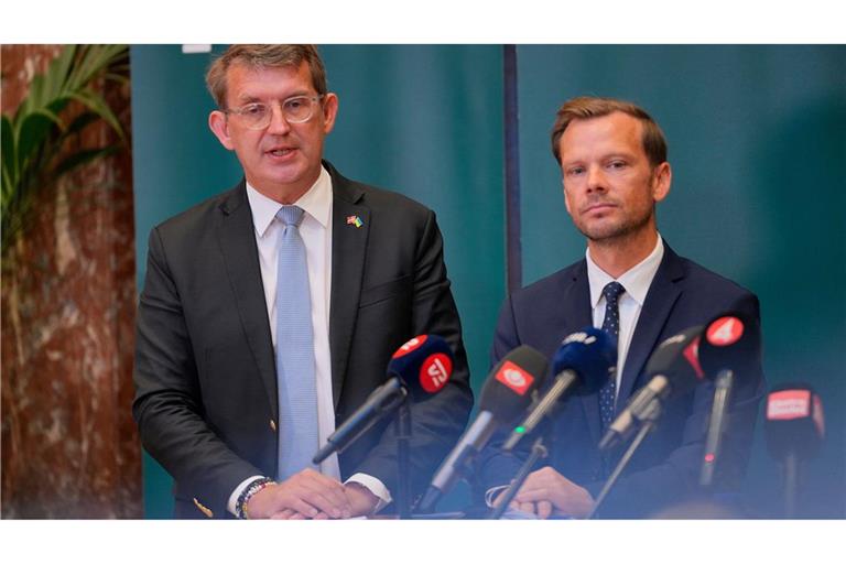 Sprechen von einem "hybriden Angriff": Dänemarks Verteidigungsminister Troels Lund Poulsen und Justizminister Peter Hummelgaard.